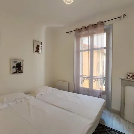 Stroll To From A Chic Frgk Apartment *