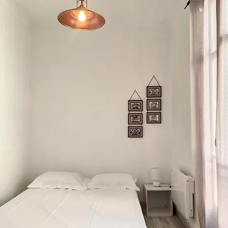 Stroll To From A Chic Frgk Apartment