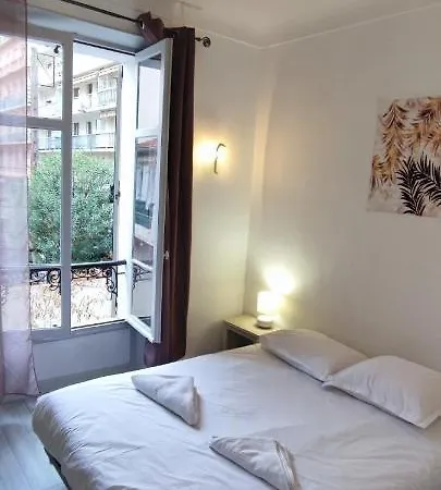Stroll To From A Chic Frgk Apartment